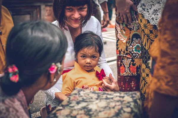 Bali, Indonezja - 26 grudnia 2018: Kobiety z Balijski dzieciak na tradycyjnych ceremonii. — Zdjęcie stockowe