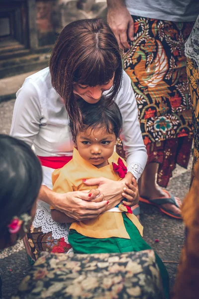 Bali, Indonezja - 26 grudnia 2018: Kobiety z Balijski dzieciak na tradycyjnych ceremonii. — Zdjęcie stockowe