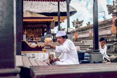 Bali, Endonezya - 26 Aralık 2018: geleneksel dini bir tören üzerinde dua kutsal adam.