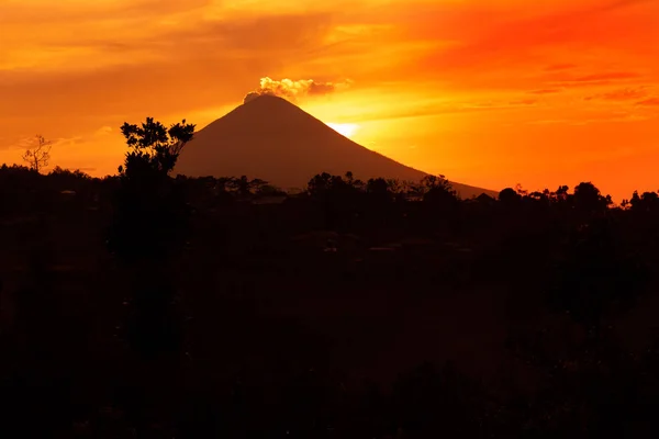 Vulcano Agung all'ora del tramonto, isola tropicale di Bali, Indonesia . — Foto Stock