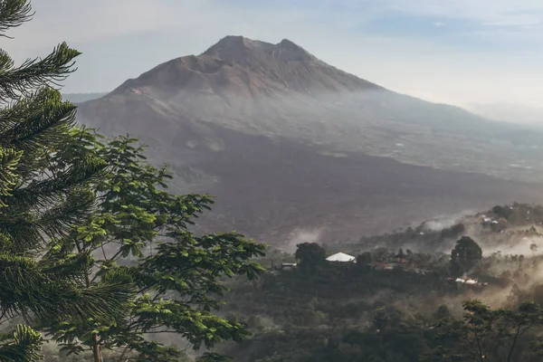 Śpiące wulkan Batur, na czas rano. Wyspa Bali. — Zdjęcie stockowe