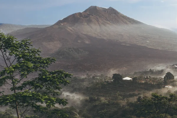 上午睡觉的火山巴图尔。巴厘岛. — 图库照片