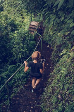 Genç kadın turist şelale yakın Bali Adası'nın derin yağmur ormanları. Endonezya.