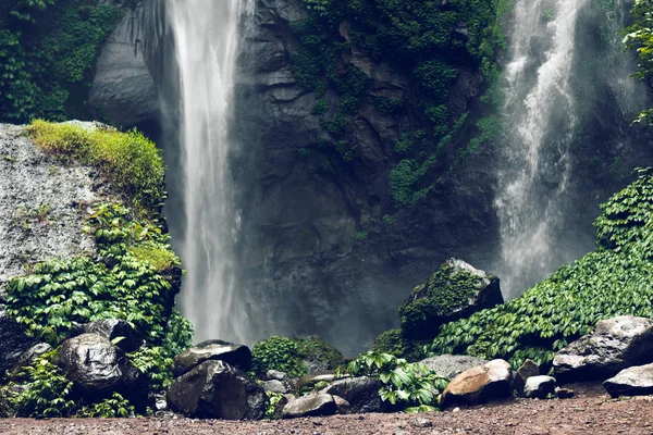 Cachoeira Sekumpul na floresta tropical verde da ilha de Bali, Indonésia . — Fotografia de Stock