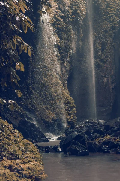 Cachoeira Sekumpul na floresta tropical verde da ilha de Bali, Indonésia . — Fotografia de Stock
