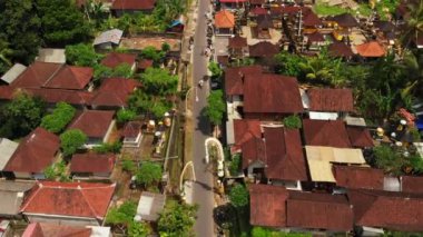 Uçan uçak Bali geleneksel Tapınağı üzerine ile. 4 k havadan görünümü görüntüleri, hiçbir düzenleme.