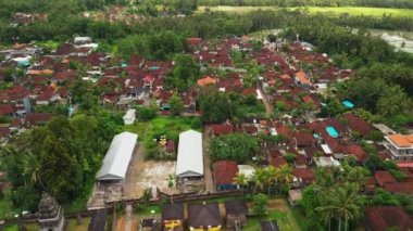 Uçan uçak Bali geleneksel Tapınağı üzerine ile. 4 k havadan görünümü görüntüleri, hiçbir düzenleme.