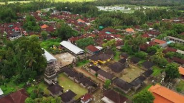 Uçan uçak Bali geleneksel Tapınağı üzerine ile. 4 k havadan görünümü görüntüleri, hiçbir düzenleme.
