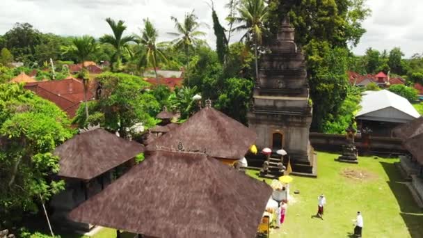 Voando com drone sobre o templo tradicional balinês. Imagens de visualização aérea 4K, sem edição . — Vídeo de Stock