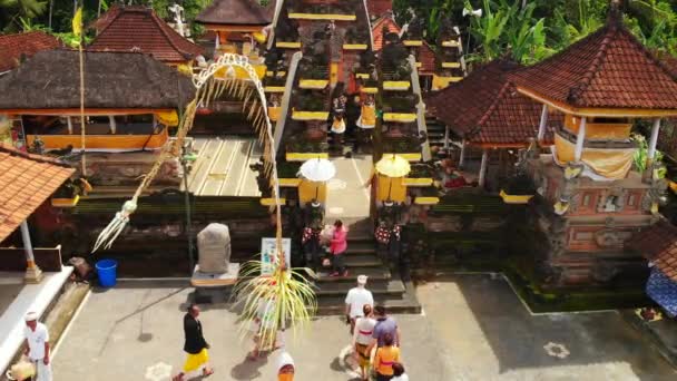 BALI, INDONESIA - 26 DICEMBRE 2018: Volare con drone sopra il tempio tradizionale balinese. 4K vista aerea filmato, nessuna modifica . — Video Stock