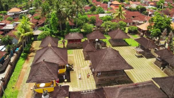 Πετώντας με drone πάνω από το Μπαλί παραδοσιακή ναό. 4 k πλάνα αεροφωτογραφία, δεν επεξεργασία. — Αρχείο Βίντεο