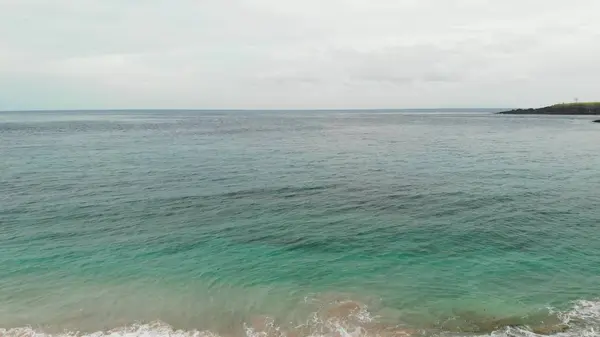 Vue aérienne 4K survolant le littoral. Plage tropicale vierge sur l'île de Bali . — Photo