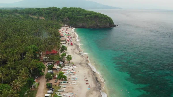 Vue aérienne survolant la plage tropicale vierge, île de Bali. Asie . — Photo