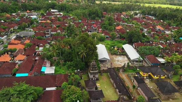 Terbang dengan pesawat tak berawak di atas kuil tradisional Bali. 4K tampilan rekaman udara, tidak ada edit . — Stok Foto