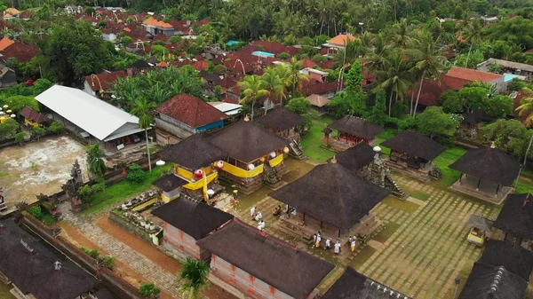 Voando com drone sobre o templo tradicional balinês. Imagens de visualização aérea 4K, sem edição . — Fotografia de Stock