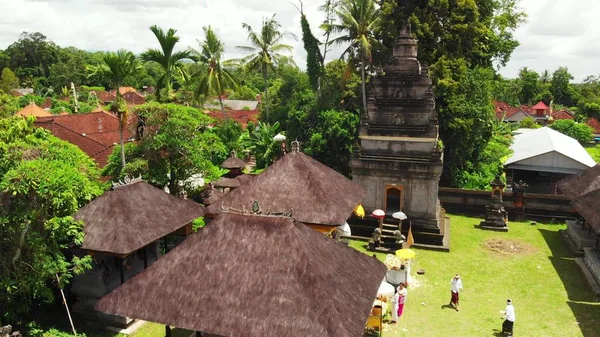 Volando con dron sobre el templo tradicional balinés. Imágenes de vista aérea 4K, sin editar . — Foto de Stock