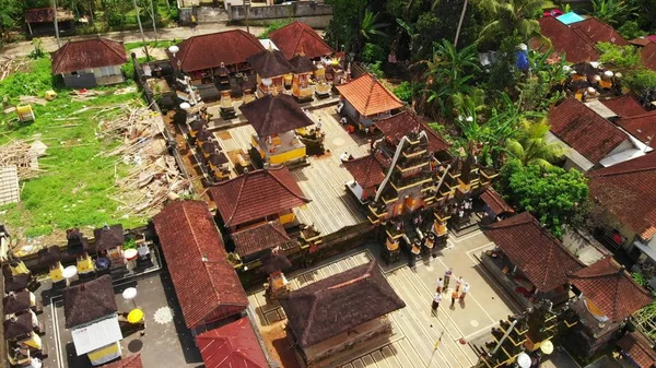 Летит с дроном над балийским традиционным храмом. Отснятый в 4K, без редактирования . — стоковое фото