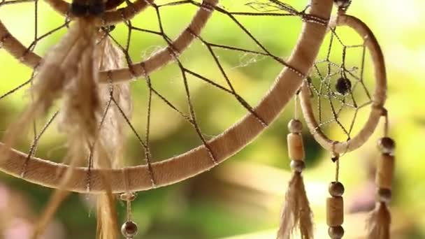 Bogo stylu dream catcher zbliżenie na tropikalny tło. — Wideo stockowe