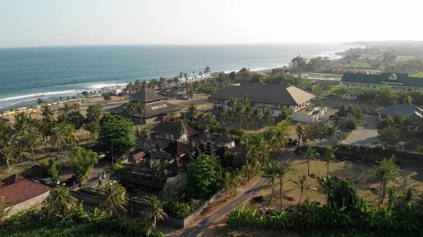 4K dron terbang panorama pantai tropis dengan pasir hitam. Lansekap panorama. Pulau Bali — Stok Foto