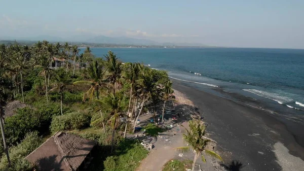 4K vue aérienne de la plage de sable noir à l'est de l'île tropicale de Bali, Indonésie . — Photo