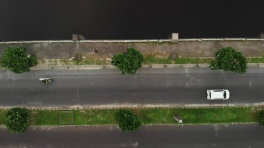 Genç köprüde çift. Serangan, Bali, Endonezya'nın tropik ada.