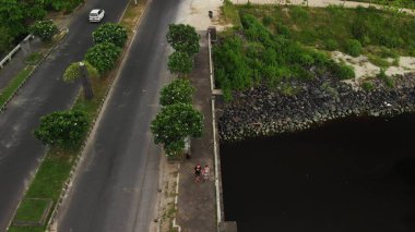 Genç köprüde çift. Serangan, Bali, Endonezya'nın tropik ada.