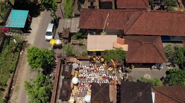 Вид с воздуха на семейную балийскую церемонию в маленькой деревушке недалеко от района Убуд. Индуистская традиция . — стоковое фото