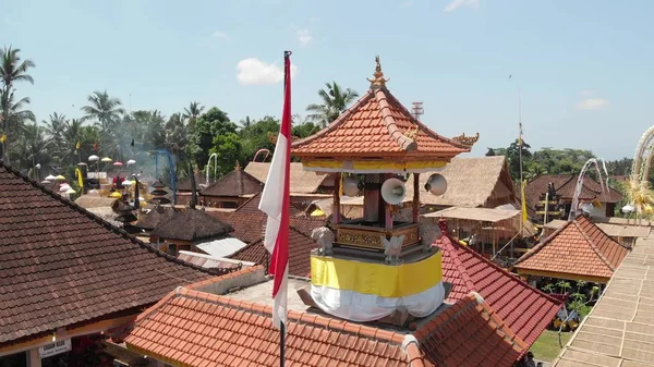 Foto udara melambaikan bendera Indonesia di desa Bali selama perayaan besar. Pulau Bali, Indonesia . — Stok Foto