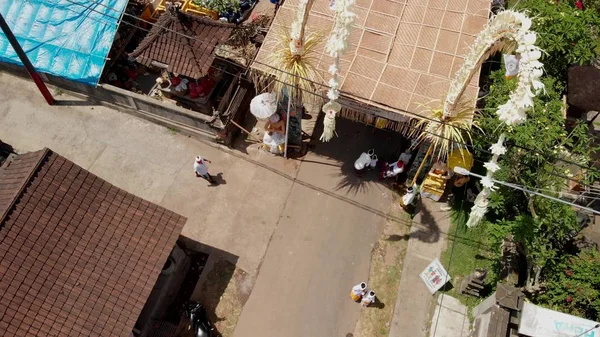 Аэрофотосъемка балийских домов во время большого праздника. Балийская церемония в деревне Убуд. Крыши балийских домов . — стоковое фото