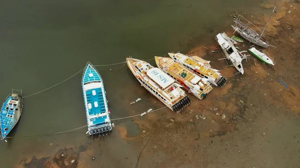 空中无人机在海岸附近拍摄了一艘旧的、破碎的、锈迹斑斑的船只。4k 镜头巴厘岛, 印度尼西亚. — 图库照片