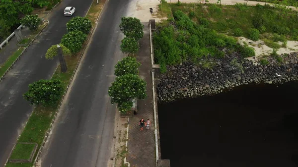 Genç köprüde çift. Serangan, Bali, Endonezya'nın tropik ada.