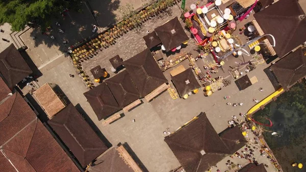 4k légi repülő Pura Tirta Empul a fenti videó. Balinéz templom. — Stock Fotó