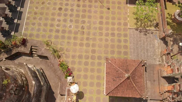 Vídeo volador aéreo 4K del templo balinés entre campos de arroz. Isla tropical de Bali. Hermoso templo. Vista superior . — Foto de Stock