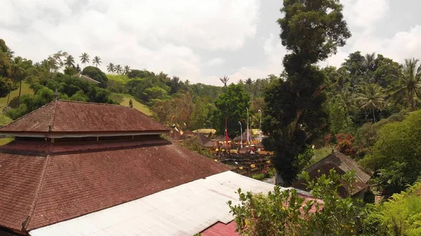 4К видео полета Пура Тирта Эмпул сверху. Балийский храм . — стоковое фото