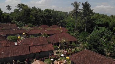 4 k hava görünümünü geleneksel balinese ev sahipliği yapmaktadır. Bali dili Köyü üzerinden uçan. Bali Adası.