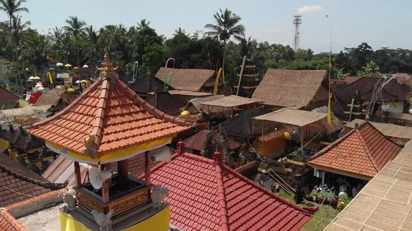 4K video terbang udara dari rumah-rumah Bali selama perayaan besar. Upacara Bali di desa, Ubud. Atap rumah-rumah Bali . — Stok Foto