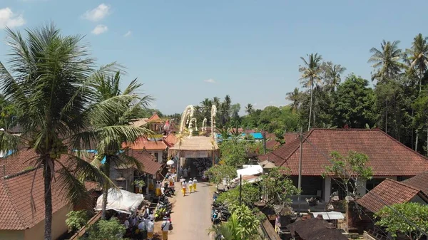 Bali, Indonezja - 9 października 2018: Widok z lotu ptaka balinese ceremonia w małej wsi w pobliżu obszaru Ubud. Hinduskiej ceremonii tradycyjnego. Ludzie na uroczystości. — Zdjęcie stockowe