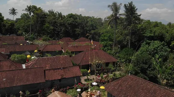 Vista aérea 4K de las casas balinesas tradicionales. Volando sobre el pueblo balinés. Isla de Bali . — Foto de Stock