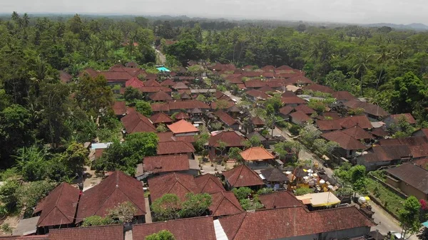 Vista aérea 4K de las casas balinesas tradicionales. Volando sobre el pueblo balinés. Isla de Bali . — Foto de Stock