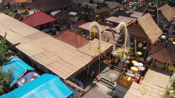 Luftaufnahme balinesischer Häuser während der großen Feier. bali Zeremonie im Dorf, Ubud. Dächer balinesischer Häuser. — Stockfoto