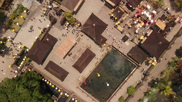 4 k 空中飛んで上からプラ ティルタエンプルのビデオ。バリの寺院.  — 無料ストックフォト