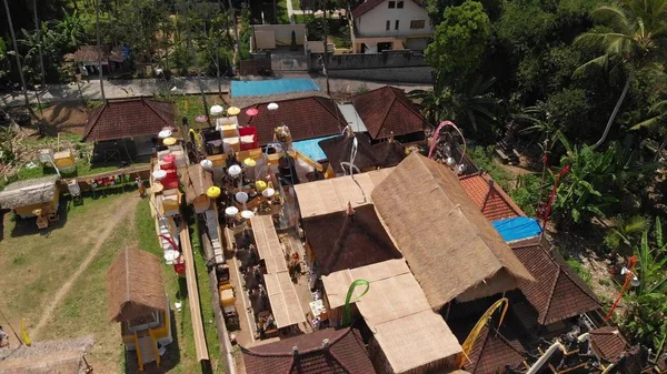 4К летающее воздушное видео балийских домов во время большого праздника. Балийская церемония в деревне Убуд. Крыши балийских домов . — стоковое фото