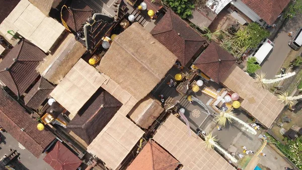 Foto aérea de casas balinesas durante la gran celebración. Ceremonia de Bali en el pueblo, Ubud. Techos de casas balinesas . — Foto de Stock