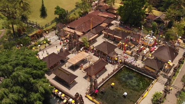 4 k 空中飛んで上からプラ ティルタエンプルのビデオ。バリの寺院. — ストック写真