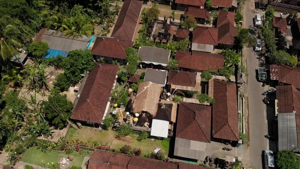 4k Luftaufnahme traditioneller balinesischer Häuser. fliegen über balinesisches Dorf. bali-Insel. — Stockfoto