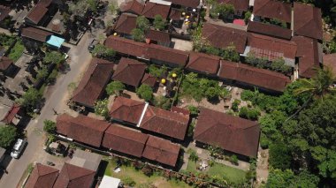 4 k hava görünümünü geleneksel balinese ev sahipliği yapmaktadır. Bali dili Köyü üzerinden uçan. Bali Adası.