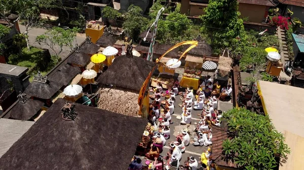 Bali, Indonesië - 3 oktober 2018: Luchtfoto van familie balinese ceremonie in een klein dorp vlakbij Ubud. Hindoe traditionele ceremonie. — Stockfoto