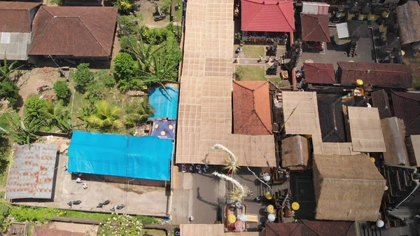 Photo aérienne de maisons balinaises pendant la grande célébration. Cérémonie de Bali au village, Ubud. Toits de maisons balinaises . — Photo