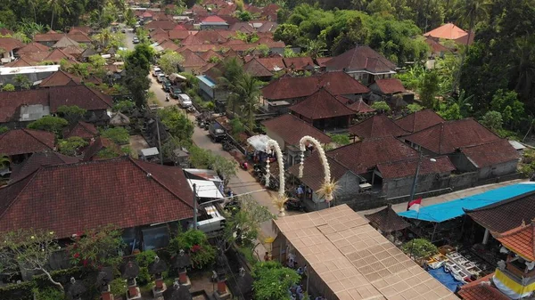 4K foto aérea de casas balinesas durante a grande celebração. Cerimônia de Bali na aldeia, Ubud. Telhados de casas balinesas . — Fotografia de Stock