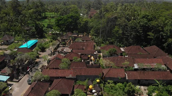 4К вид с воздуха на традиционные балийские дома. Летаю над балийской деревней. Бали . — стоковое фото